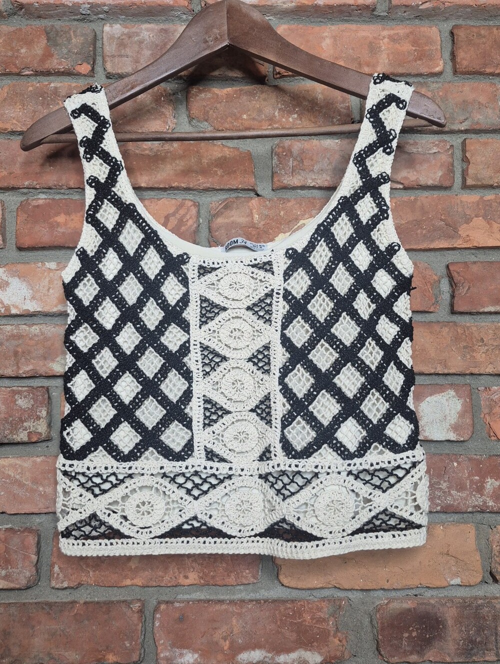 Room 34 Crochet Lace Crop Tank Openwork Medallion Boho 70s Sleeveless Top